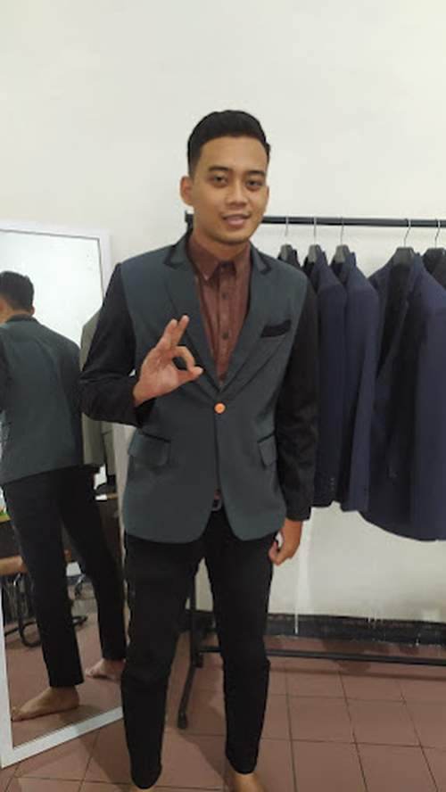 Pelanggan MENSWEAR Mens Apparel mencoba jas custom hitam di ruang fitting